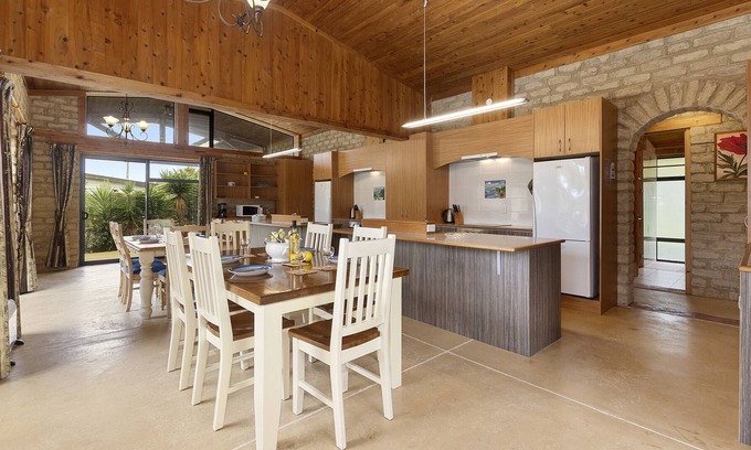 Matapouri Cottage | MATAPOURI EARTH CASTLE - MATAPOURI HOLIDAY HOME in Matapouri