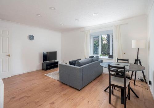 Crawley Apartment | Maunsell Spacious 1 Bedroom Apartment with Parking in Crawely