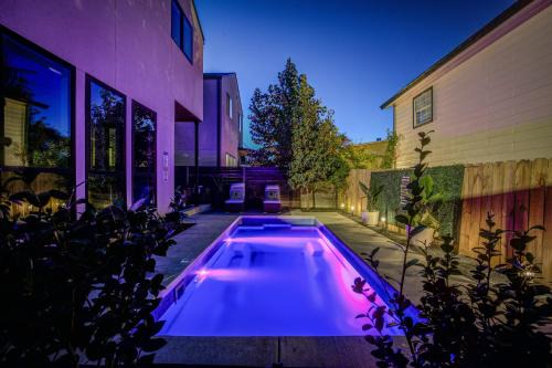 Mahncke Park House | Maverick's Pool Paradise