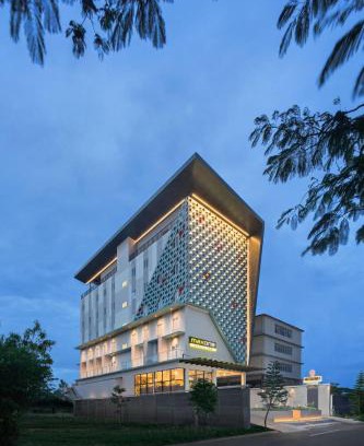 Bekasi Hotel | MaxOneHotels at Kota Harapan Indah-Bekasi