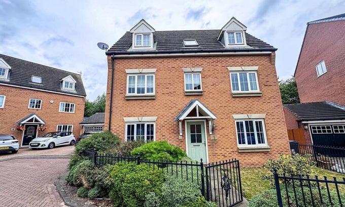 Middleton House | Maya House | 4 bed 3.5 Bathroom | Leeds