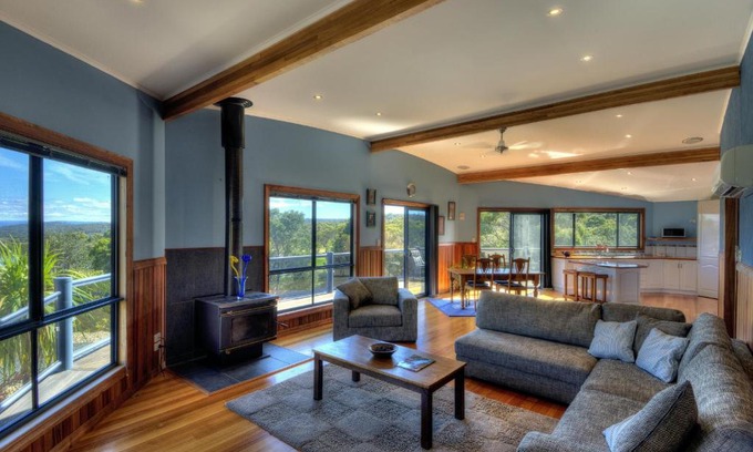 Coles Bay House | Mayakitana ~ Overlooking the golf course