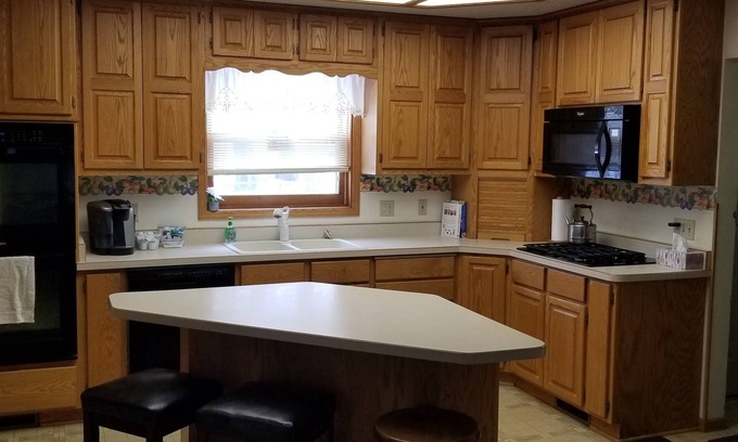 Crosby House | Mayer House - large home, sleeps 9, 3 blocks from trail head
