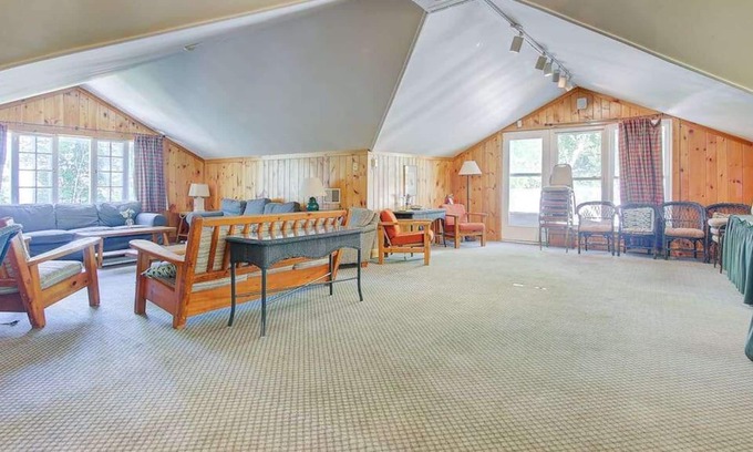 Georgina Cottage | Mayfair Cottage for large groups at Jackson Point (Mayfair)