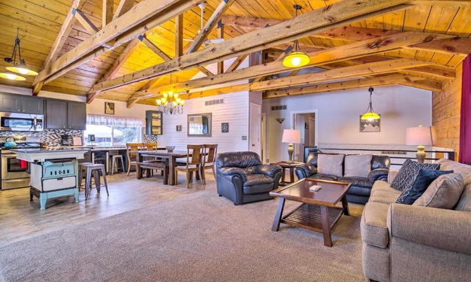 McCall House | McCall Retreat with Hot Tub - half Mi to Downtown!