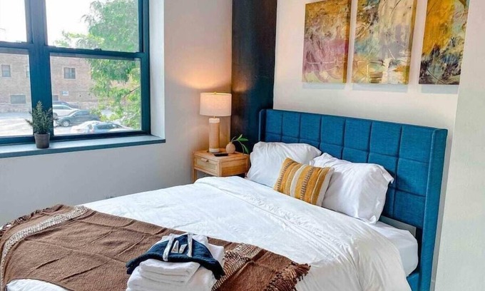 Chinatown Apartment | McCormick 2B/2Ba with optional parking for up to 6 guests