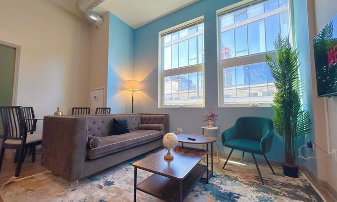 Near South Side Apartment | McCormick Oasis 2br/2ba with Optional Parking/Patio/Gym/sleeps 6