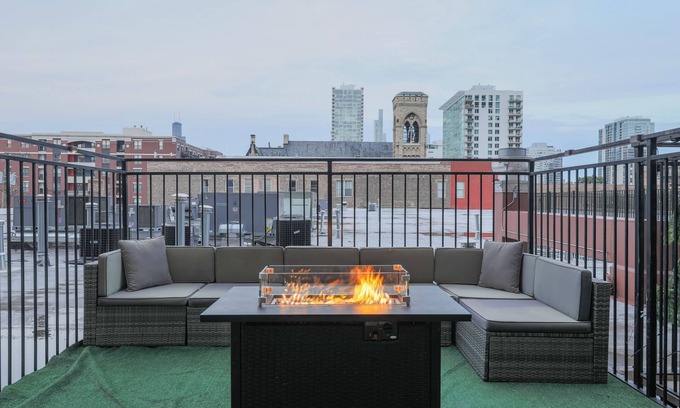 Near South Side Apartment | McCormick Patio skyline view 2b/2b with optional Parking/sleep 6