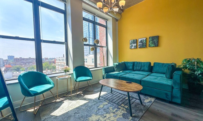 Near South Side Apartment | McCormick Place 2b/2b family unit with optional parking for up to 8 guests