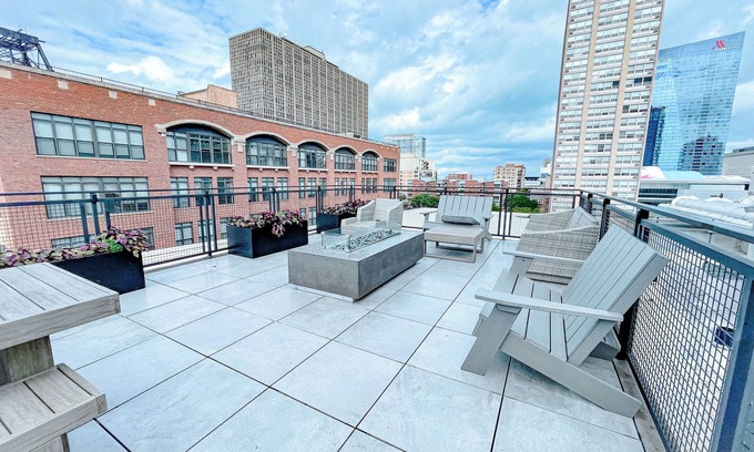 Near South Side Apartment | McCormick Place 2br/2ba with optional parking that sleeps 6