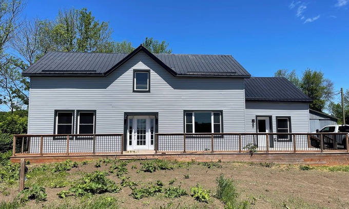 Loyalist Other | McIntyre Family Retreat in Bath, On, between Prince Edward County & Kingston