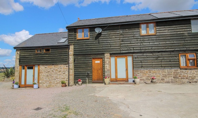 Craven Arms House | MEADOW BARN, character holiday cottage, with hot tub in Aston On Clun
