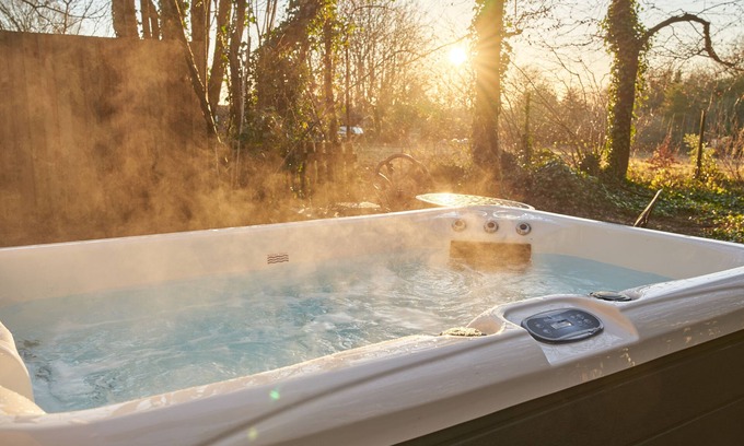 Blandford Saint Mary Cottage | MEADOW - SLEEPS 2 | HOT TUB | BBQ | PETS ALLOWED | WI-FI | SECLUDED PATIO