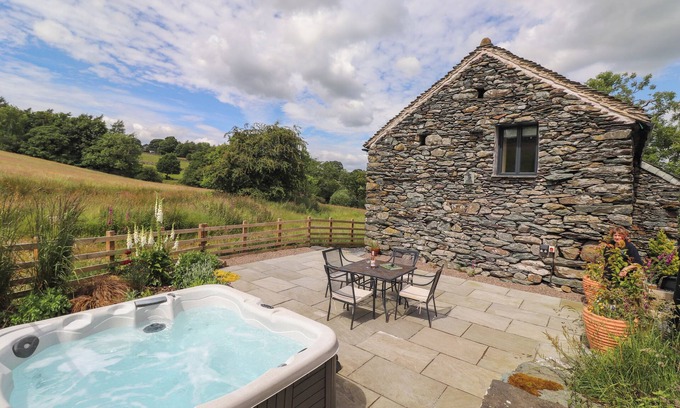Penrith Cottage | MEADOW SYKE BARN, pet friendly, with hot tub in Bampton, Cumbria