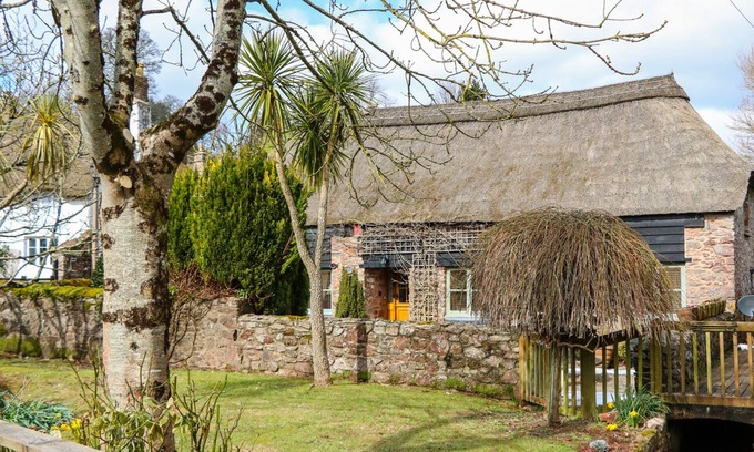 Torquay Cottage | MEADOW THATCH, pet friendly, with a garden in Cockington