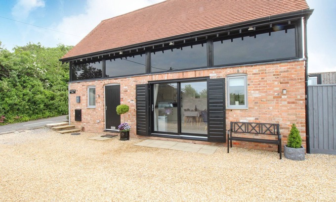 Bere Regis Cottage | MEADOW VIEW BARN, family friendly, with a garden in Bere Regis