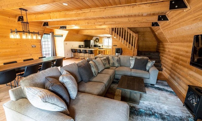 Duck Creek Village Cabin | Meadow View Retreat!