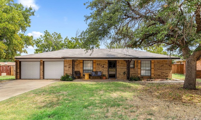Wichita Falls House | Meadowcliff Retreat! Charming 3-bedroom house in Wichita Falls with AC, WiFi