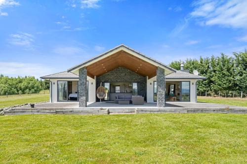Dyerville House | Meadowscape Hideaway - Martinborough Holiday Home