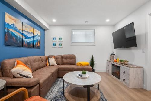 Silverado House | Meadowstone Suite 3BD 3 TVs Near Spruce Meadows