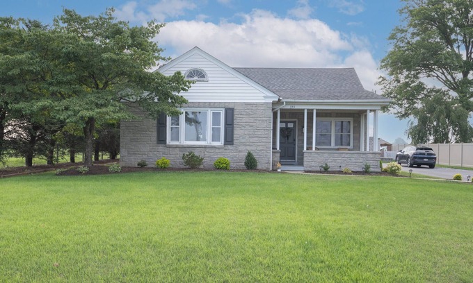 Bird In Hand House | Meadowview Cottage with Pool