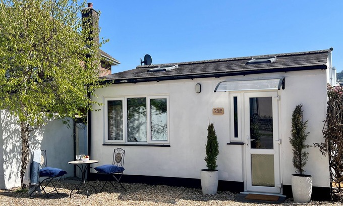 Bridport Cottage | Meads Cabin - sleeps 2 guests in 1 bedroom