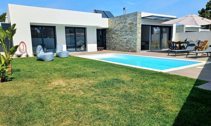 Fornos House | Meco Beach and Pool Villa