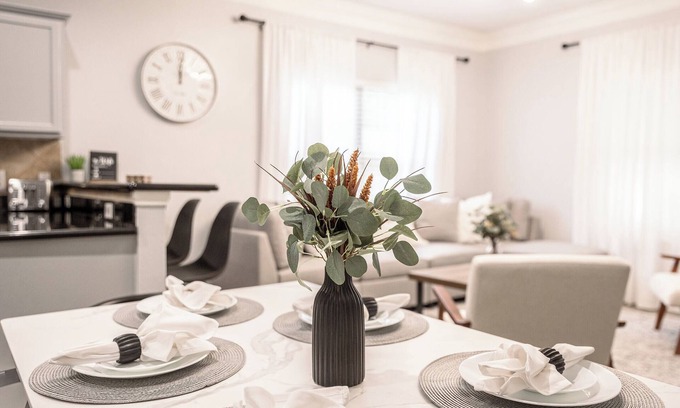 Foster Place House | MedCenter Modern Retreat: King Suite and Office
