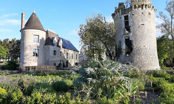 Saint-Bauld Cottage | Medieval castle with private pool and garden, pets allowed