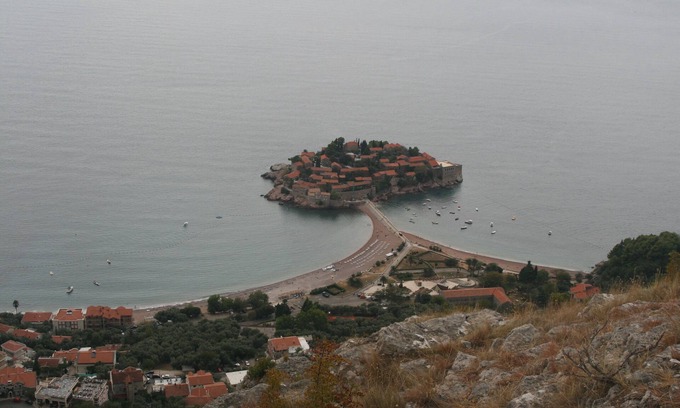 Sveti Stefan Apartment | Mediterranean style house, children u. Pet Friendly, very well adapted to nature