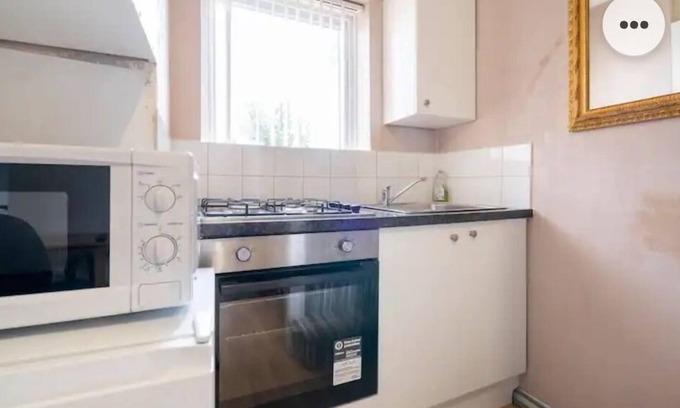 Chatham House | Medway luxury Retreat free parking free wi-fi