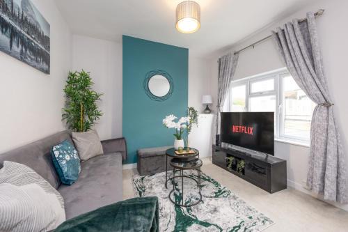 Wainscot House | Medway, Rochester Stays Living - Contractors, Family, Free Parking, Garden, Sleeps up to 6 guests
