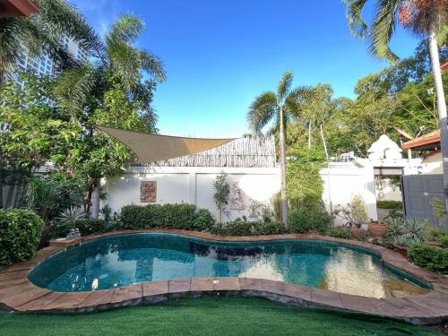 Pratumnak Hill Villa | mejestic green garden villa