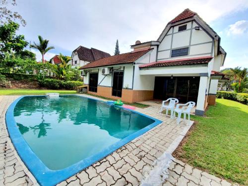 Alor Gajah Villa | Melaka Afamosa Villa with Private Pool for 10 pax