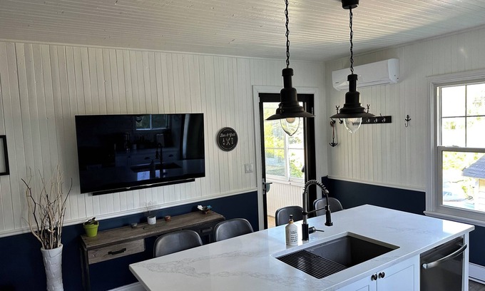 Ivry-sur-le-Lac Cottage | Melancy waterfront cottage in Sainte-Agathe Nord (Ivry-sur-le-Lac).