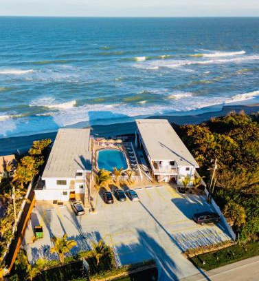 Claytons Hotel | Melbourne Beach Resort & Surf Club