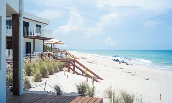 Claytons Hotel | Melbourne Beach Resort & Surf Club