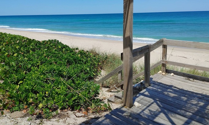 Melbourne Beach House | Melbourne Beach Townhouse on 1.2 acre oceanfront property sleeps 6
