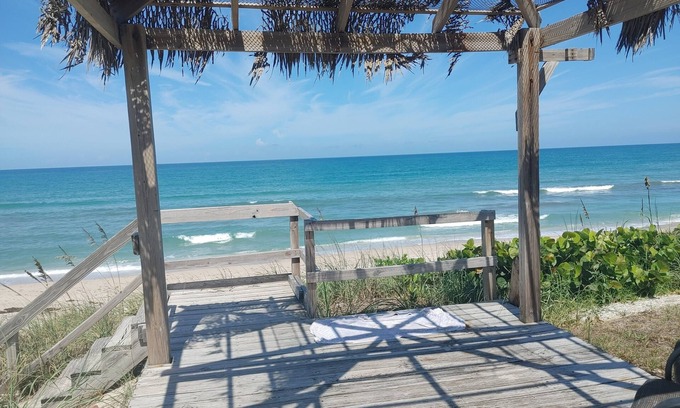 Melbourne Beach House | Melbourne Beach Florida Ocean front 2 houses plus an apt. sleeps 18