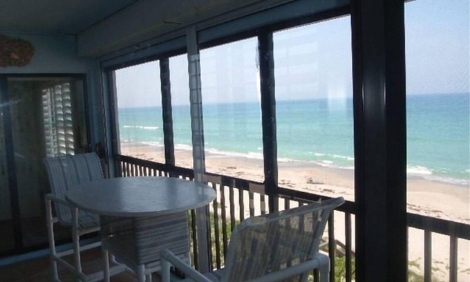 Melbourne Beach Condo | Melbourne Beach Ocean Front Pool, All rooms have an ocean view. 4th floor