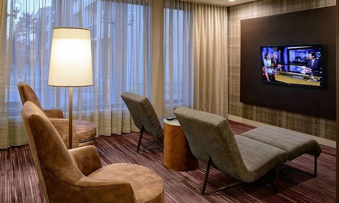 South Kansas City Hotel | Memorable Stay! Free Parking, Pool, Short Drive To Harry S. Truman Farm Home!