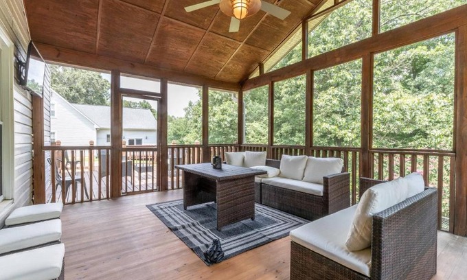 Gainesville House | Memories by the Lake