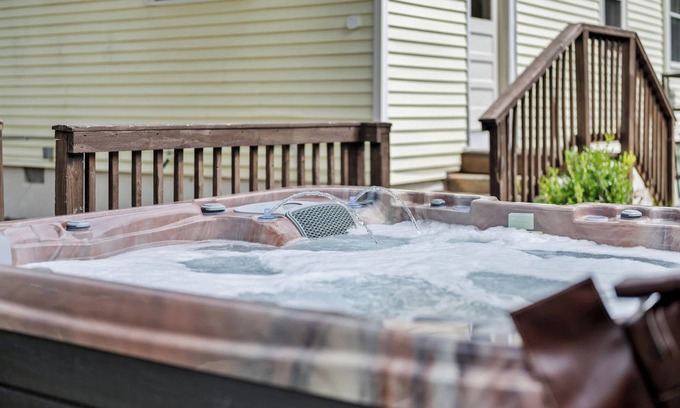 Evergreen House | Memphis Manor | Hot Tub | PuttPutt | Sleeps 10!