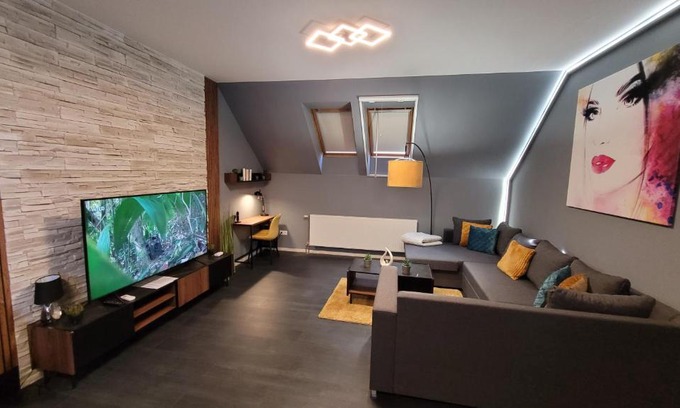 Gyula Apartment | Men's World