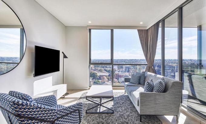 Liverpool Hotel | Meriton Suites Liverpool