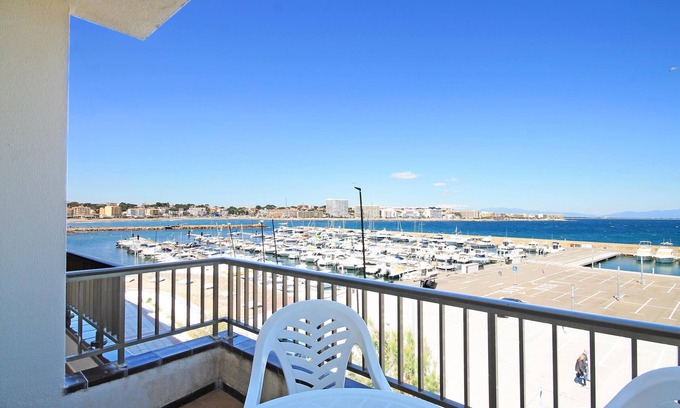 L'Escala Apartment | Meritxell: Front line apartment with marina view