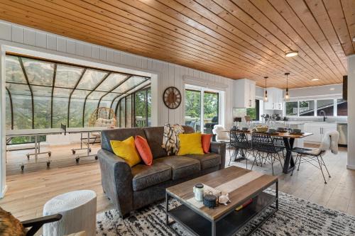 East Kootenay House | Merlot Mountain I Ping Pong I Sleep 7 I 55 RokuTV