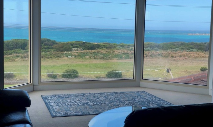Warrnambool House | Merri Beach House - Opposite Beach with spectacular ocean views in Warrnambool