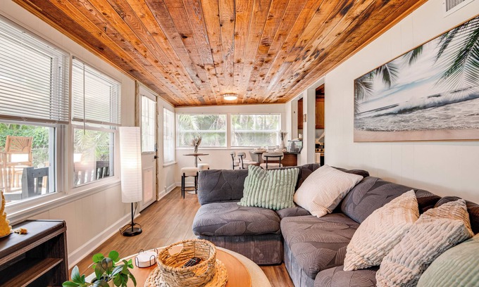 Merritt Island Cottage | Merritt Island Home w/Deck & River View!