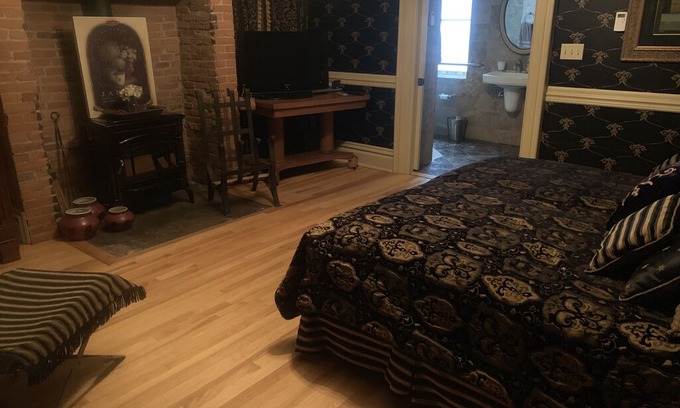 East Dubuque House | Merry Mansion - Garden Room w/ Fireplace
